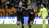 Erling Haaland kemudian melengkapi hattrick di laga debut bersama Borussia Dortmund pada menit ke-79 setelah menerima umpan terobosan Marco Reus. (Stefan Puchner/dpa via AP)