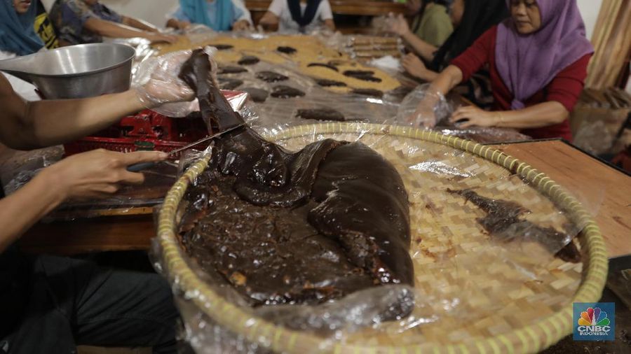 Dodol dan kue keranjang merupakan penganan khas pada periode Imlek.