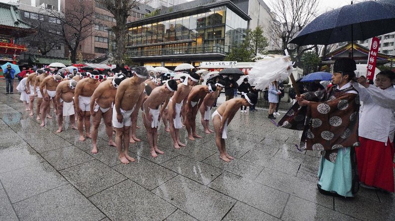 Para penganut Shinto menuangkan air dingin ke tubuh mereka saat festval tahunan di Jepang.