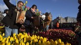 Ribuan orang berkumpul di Dam Square menikmati dan memetik 200 ribu tangkai Bunga Tulip yang disediakan secara cuma-cuma. (AP Photo/Peter Dejong)