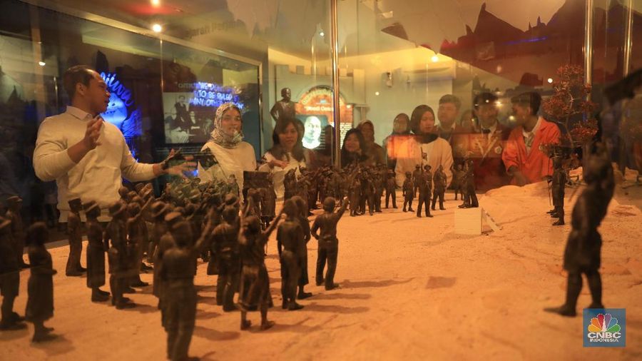 Kunjungan para siswa ke Diorama Sejarah Perjalanan Bangsa ANRI.