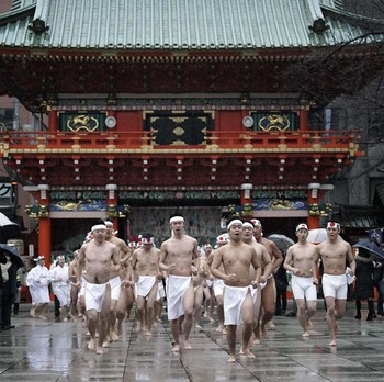Mengintip Ritual Pembersihan Jiwa dengan Air Dingin di Jepang