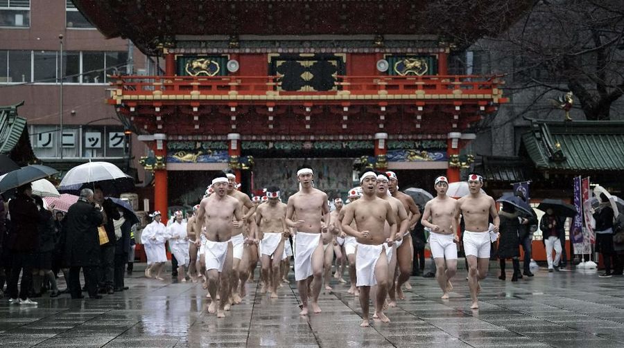 Para penganut Shinto menuangkan air dingin ke tubuh mereka saat festval tahunan di Jepang.