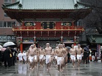 Mengintip Ritual Pembersihan Jiwa dengan Air Dingin di Jepang
