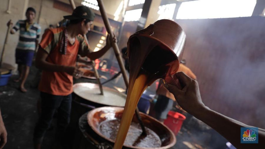 Dodol dan kue keranjang merupakan penganan khas pada periode Imlek.
