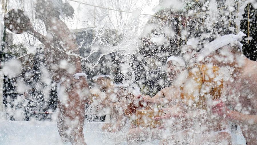 Para penganut Shinto menuangkan air dingin ke tubuh mereka saat festval tahunan di Jepang.