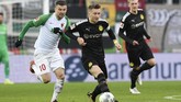 Kapten Borussia Dortmund Marco Reus berduel dengan Daniel Baier. Dortmund sempat memperkecil kedudukan menjadi 2-1 lewat Julian Brandt pada menit ke-59. (THOMAS KIENZLE / AFP)