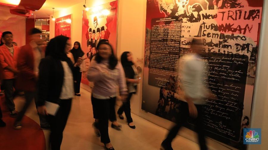 Kunjungan para siswa ke Diorama Sejarah Perjalanan Bangsa ANRI.