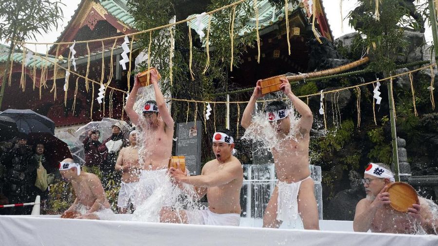 Para penganut Shinto menuangkan air dingin ke tubuh mereka saat festval tahunan di Jepang.