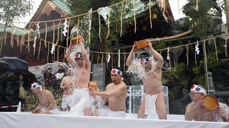Para penganut Shinto menuangkan air dingin ke tubuh mereka saat festval tahunan di Jepang.