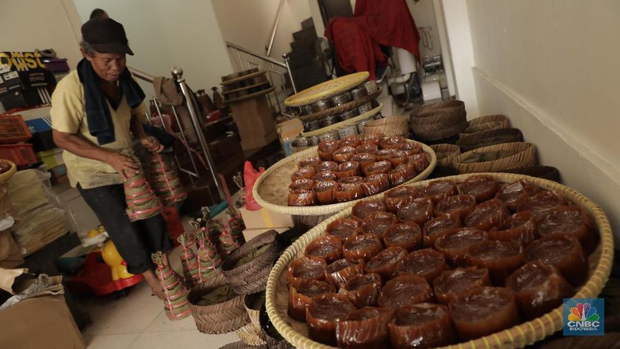 Dodol dan kue keranjang merupakan penganan khas pada periode Imlek.