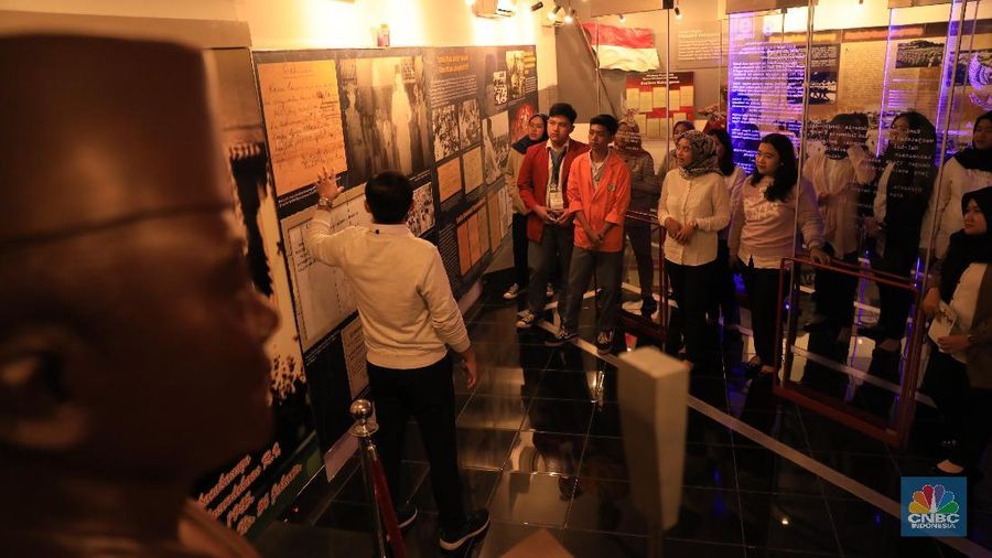 Kunjungan para siswa ke Diorama Sejarah Perjalanan Bangsa ANRI.