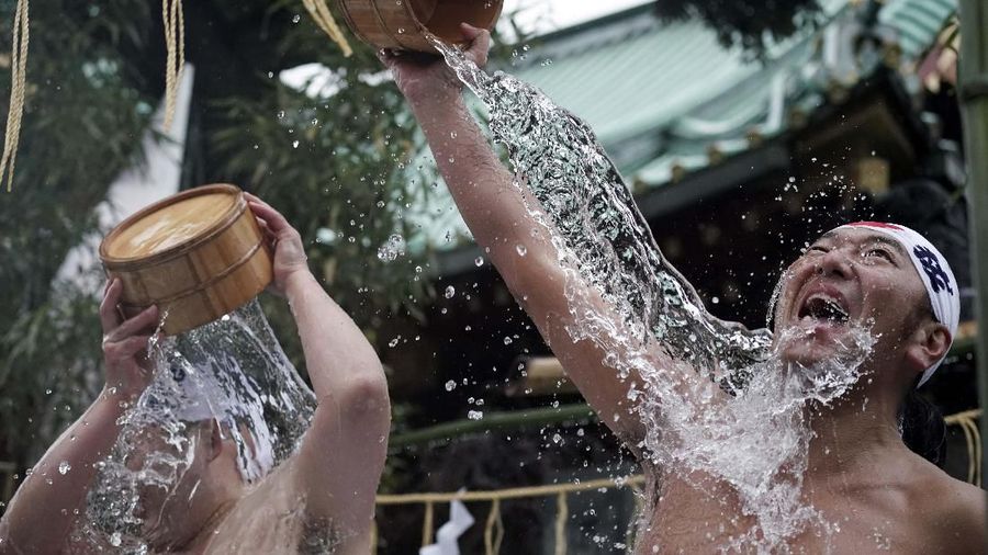 Para penganut Shinto menuangkan air dingin ke tubuh mereka saat festval tahunan di Jepang.