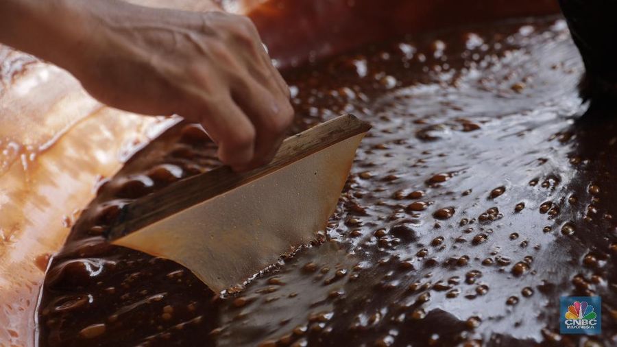 Dodol dan kue keranjang merupakan penganan khas pada periode Imlek.