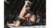 Area kepala menjadi sasaran hantaman McGregor setelah 'Cowboy' Cerrone terjatuh. (AP Photo/John Locher)