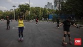 Selain sepatu roda yang ukurannya pas, perlu juga mempersiapkan helm, pelindung lutut dan siku.