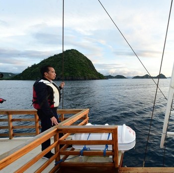 Mengintip Gaya Jokowi Naik Pinisi di Labuan Bajo