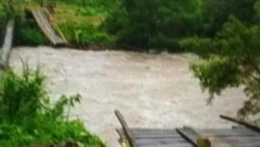 Jembatan Gantung Cawang, Bengkulu, yang putus diterjang banjir menjadi sorotan sejumlah media asing.