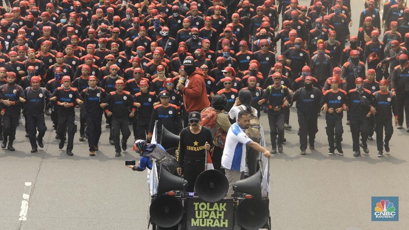 Ribuan buruh menggelar demonstrasi di depan gedung DPR, Jakarta, Senin (20/1/2020).