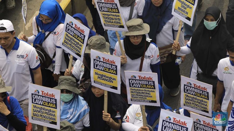 Ribuan buruh dengan membawa poster menolak Omnibus Law berdemo di depan gedung DPR/MPR, Senayan.