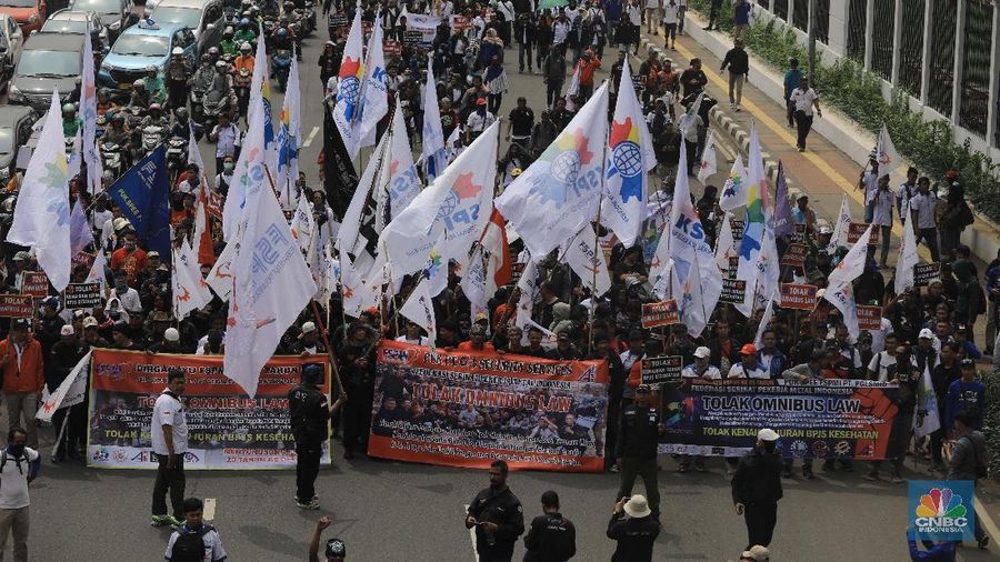 Ribuan buruh menggelar demonstrasi di depan gedung DPR, Jakarta, Senin (20/1/2020).