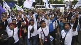 Massa buruh menggelar unjuk rasa menolak RUU Omnibus Law di Gedung DPR RI, Jakarta, Senin (20/1). Dalam aksinya mereka menilai Omnibus Law hanya menguntungkan pengusaha dan investor serta merugikan buruh di Indonesia. (ANTARA FOTO/Akbar Nugroho Gumay)
