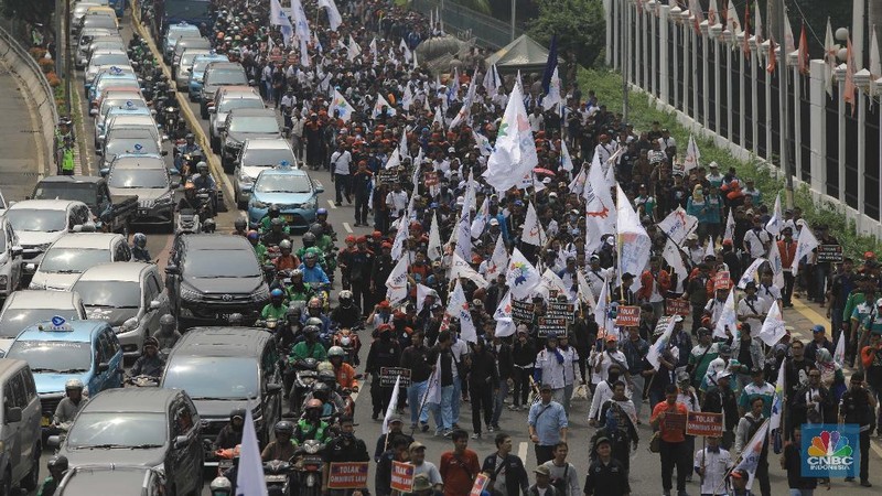 Ribuan buruh menggelar demonstrasi di depan gedung DPR, Jakarta, Senin (20/1/2020).