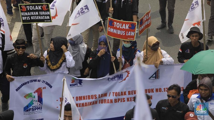 Ribuan buruh menggelar demonstrasi di depan gedung DPR, Jakarta, Senin (20/1/2020).