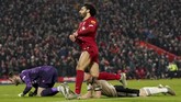 Namun gol kedua Liverpool baru datang di pengujung pertandingan lewat Mohamed Salah yang sukses menaklukkan David de Gea lewat skema serangan balik. (AP Photo/Jon Super)