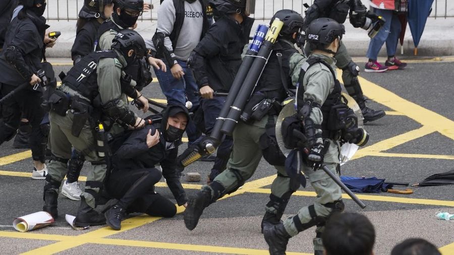 Bentrokan meletus antara pengunjuk rasa dan polisi di Hong Kong, Minggu (19/1/2020).