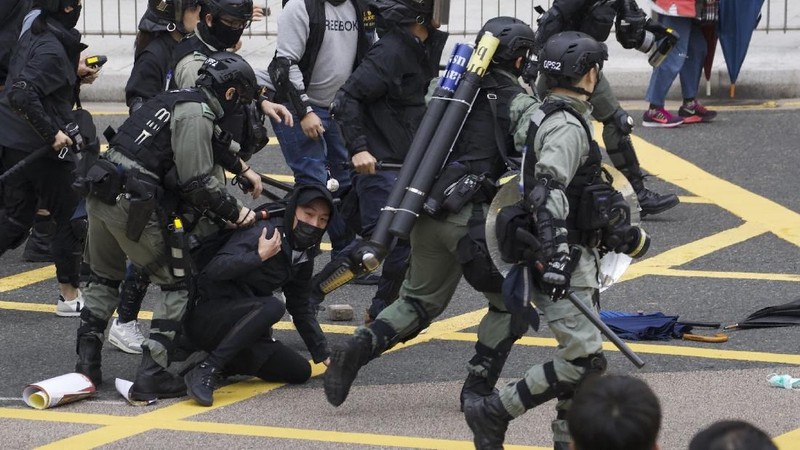 Bentrokan meletus antara pengunjuk rasa dan polisi di Hong Kong, Minggu (19/1/2020).