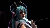 Hatsune Miku meraih popularitas dengan sangat cepat, dan ia memiliki basis penggemar setia. (Photo by Christophe ARCHAMBAULT / AFP)