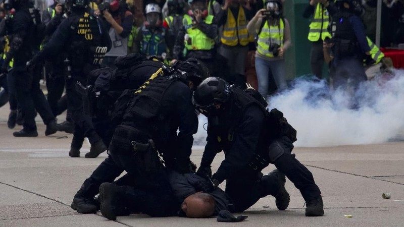 Bentrokan meletus antara pengunjuk rasa dan polisi di Hong Kong, Minggu (19/1/2020).