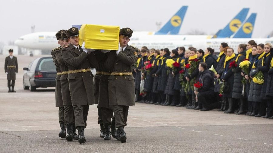 Jenazah 11 warga Ukraina yang meninggal ketika rudal Iran menembak jatuh Ukarine International Airlines 8 Januari lalu sampai di Kiev.