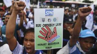 FOTO: Demo Buruh di Gedung DPR Tolak RUU Omnibus Law