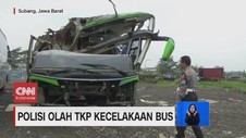 VIDEO: Polisi Olah TKP Kecelakaan Bus di Subang
