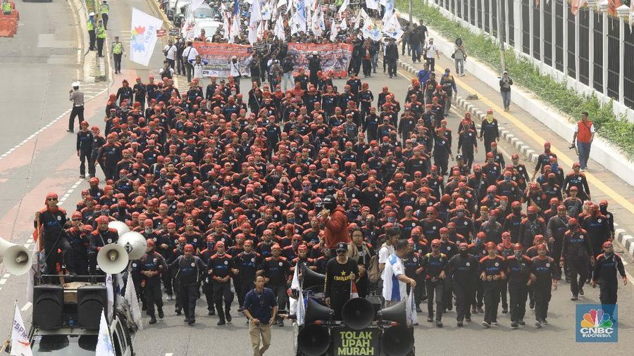 Demo Tolak Omnibus Law di Depan Gedung DPR. (CNBC Indonesia/Andrean Kristianto)