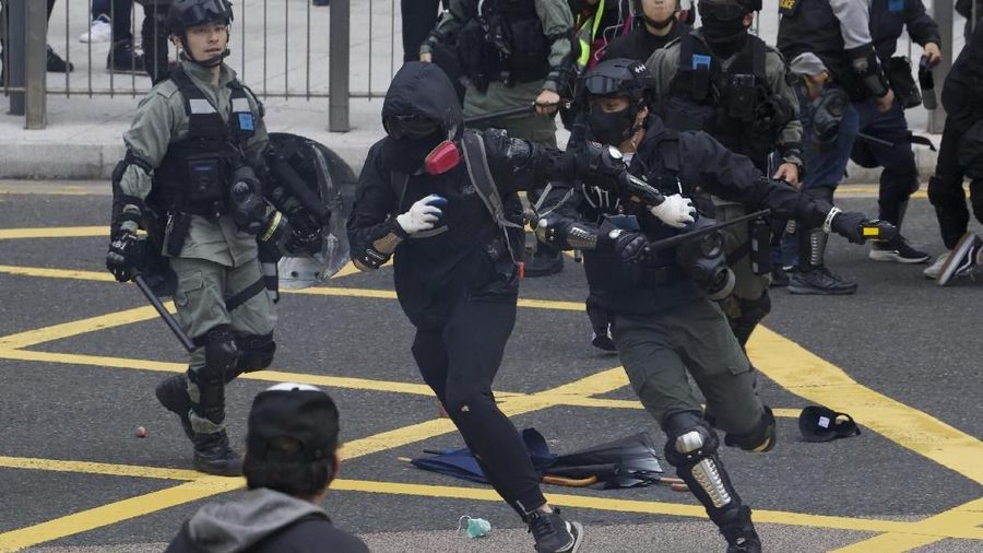 Bentrokan meletus antara pengunjuk rasa dan polisi di Hong Kong, Minggu (19/1/2020).