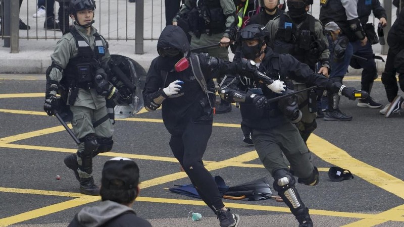 Bentrokan meletus antara pengunjuk rasa dan polisi di Hong Kong, Minggu (19/1/2020).