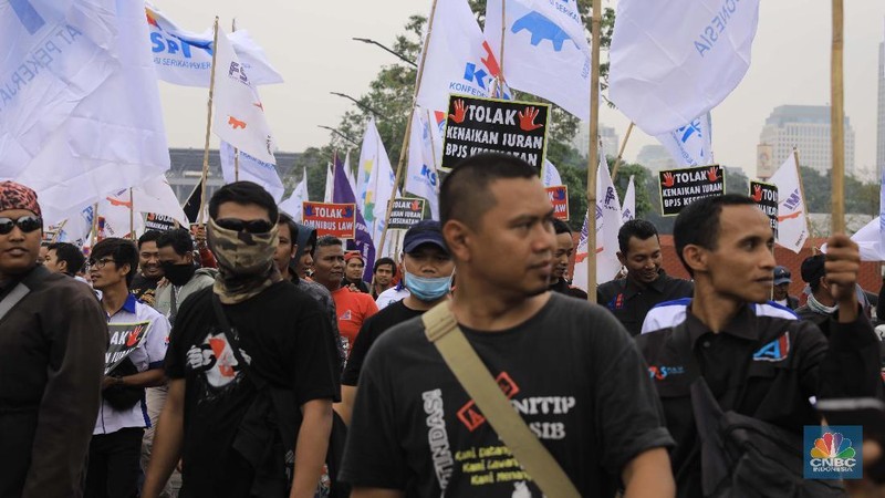 Ribuan buruh menggelar demonstrasi di depan gedung DPR, Jakarta, Senin (20/1/2020).