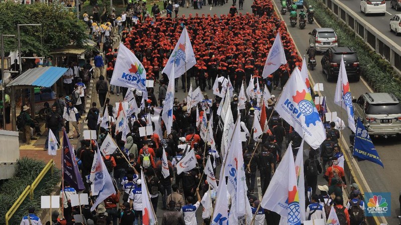 Ribuan buruh menggelar demonstrasi di depan gedung DPR, Jakarta, Senin (20/1/2020).