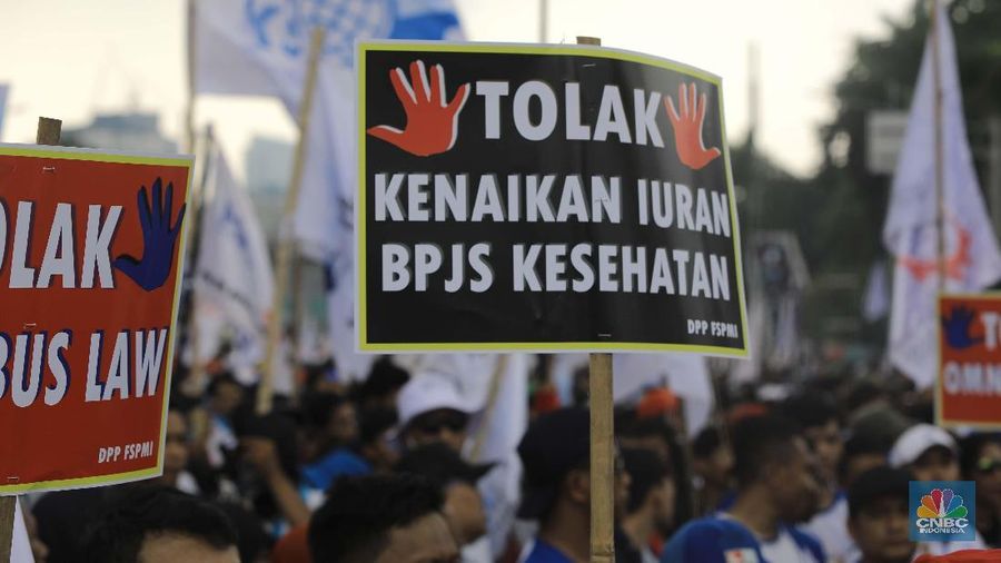 Ribuan buruh dengan membawa poster menolak Omnibus Law berdemo di depan gedung DPR/MPR, Senayan.