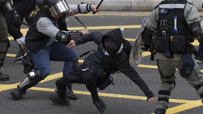 Bentrokan meletus antara pengunjuk rasa dan polisi di Hong Kong, Minggu (19/1/2020).