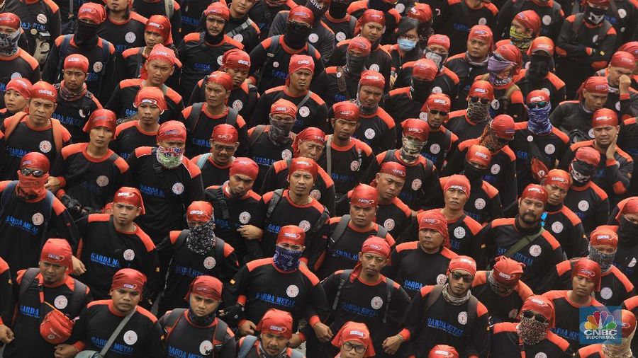 Demo Tolak Omnibus Law di Depan Gedung DPR. (CNBC Indonesia/Andrean Kristianto)