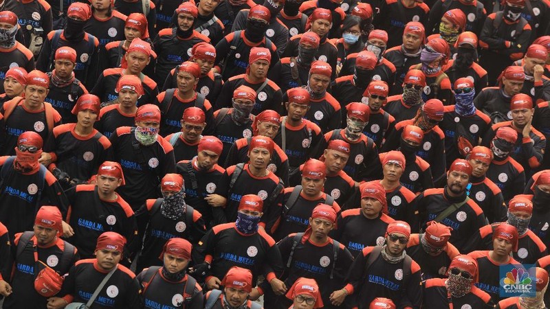 Ribuan buruh yang tergabung dalam Konfederasi Serikat Pekerja Indonesia (KSPI) hari ini (20/1) menggelar aksi di gedung DPR RI