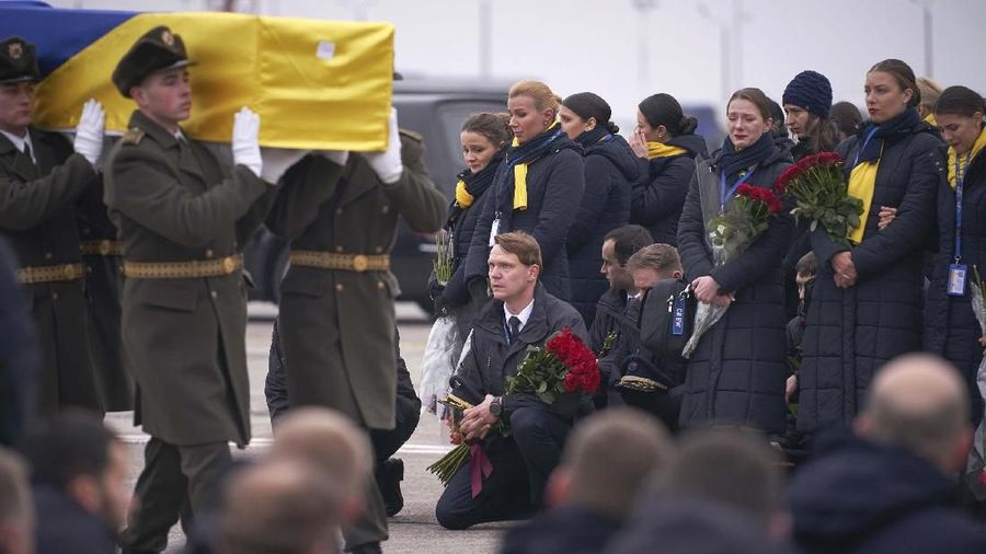 Jenazah 11 warga Ukraina yang meninggal ketika rudal Iran menembak jatuh Ukarine International Airlines 8 Januari lalu sampai di Kiev.