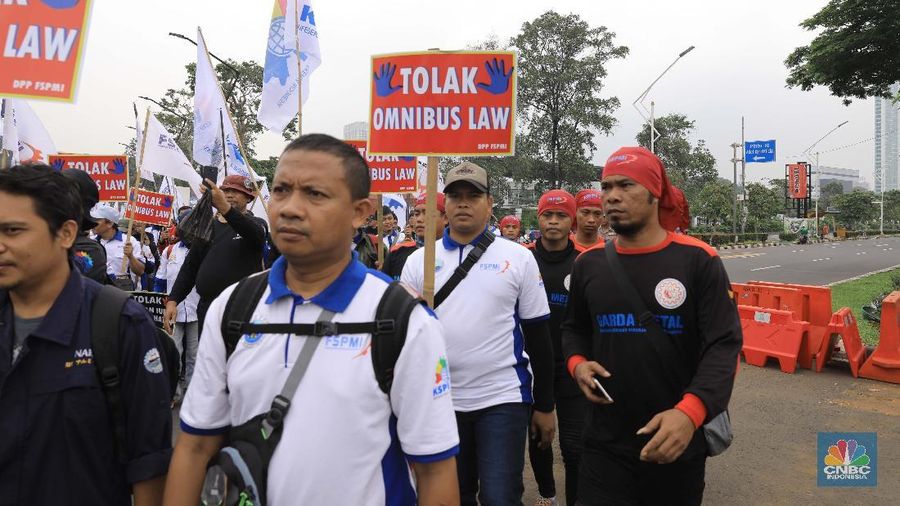 Demo Tolak Omnibus Law di Depan Gedung DPR. (CNBC Indonesia/Andrean Kristianto)