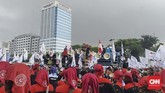 Demo buruh berakhir pada Senin (20/1) sore. Jalan Gatot Subroto, Jakarta Pusat, tepatnya di depan Gedung DPR RI dibuka kembali bagi pengendara roda dua dan empat setelah massa aksi meninggalkan lokasi. (CNN Indonesia/Yogi Anugrah)