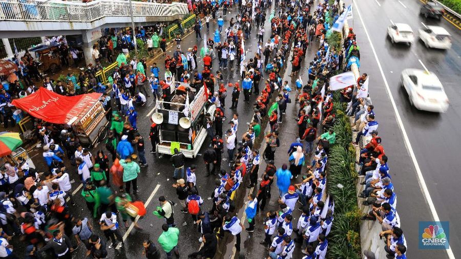 Omnibus law masih kontroversi di kalangan buruh.