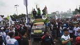 Polda Metro Jaya menerjunkan 6.013 personel gabungan dalam rangka pengamanan aksi demo buruh yang digelar di depan Gedung DPR RI, Jakarta. (ANTARA FOTO/Akbar Nugroho Gumay)